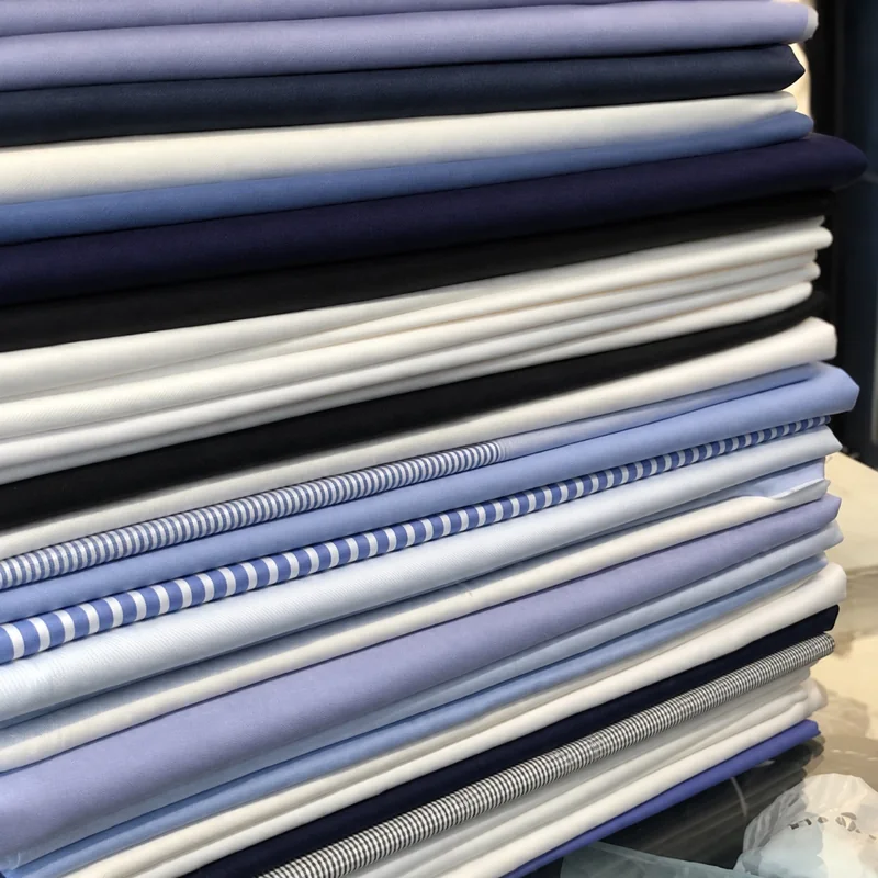 Tessuti piegati in bianco e diverse tonalità di azzurro e blu.
